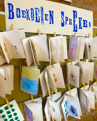 kunstles, klas, kunst, les, cultuur, boek, lagere school, primair onderwijs, educatie, educatief, creatief, creatie, boeken, onderwijs, leporello, vouwen, patronen, patroon, stempelen, scheuren, tekenen, kleuren,